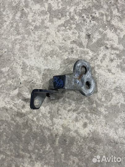 Петля двери передняя правая нижняя ford focus 3