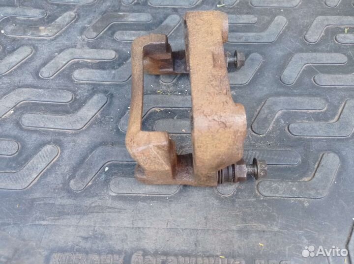 Скоба заднего тормозного суппорта Тойота Королла