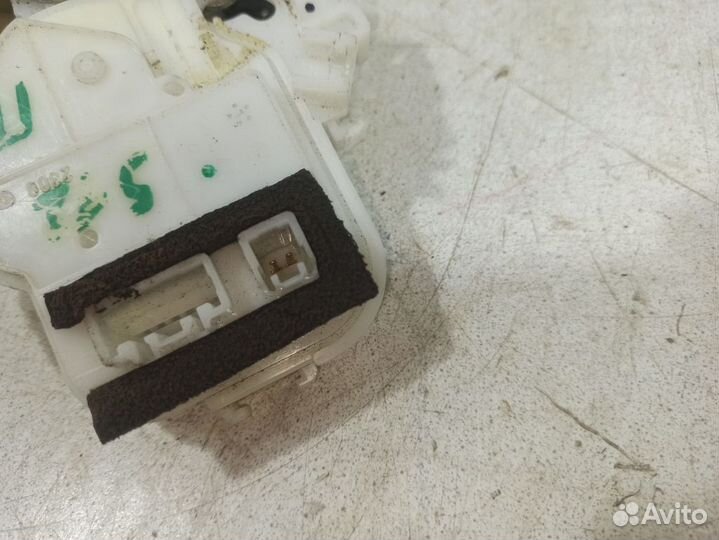 Замок двери передней левой