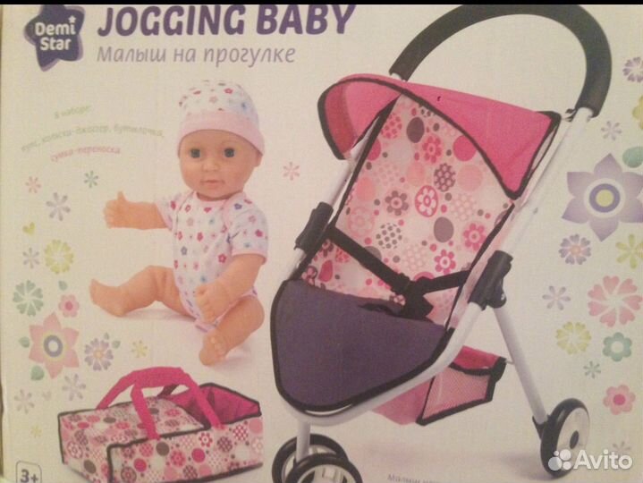 Малыш на прогулке: коляска и большой пупс