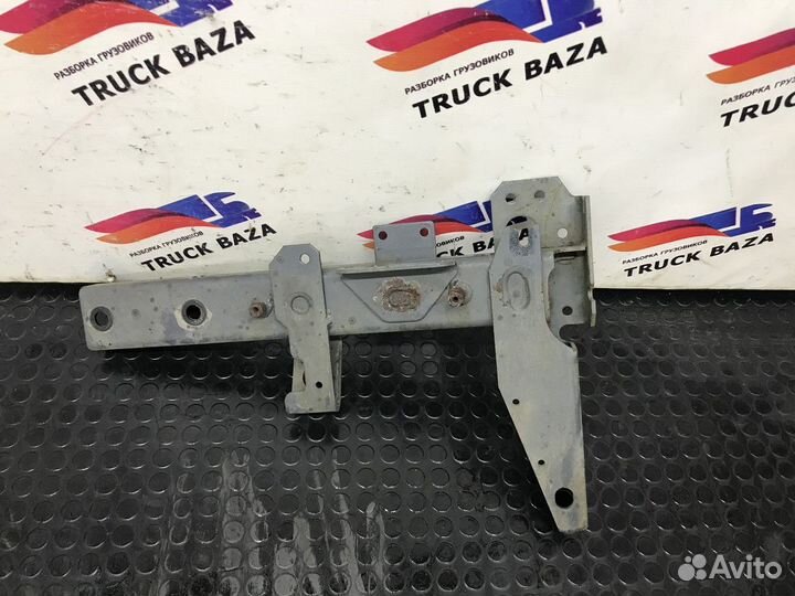 1686536 Кронштейн переднего крыла