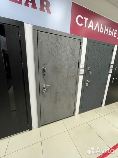 Дверь входная металлическая с зеркалом