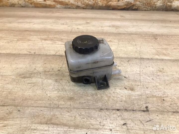 Бачок главного тормозного цилиндра Lexus Rx300 1