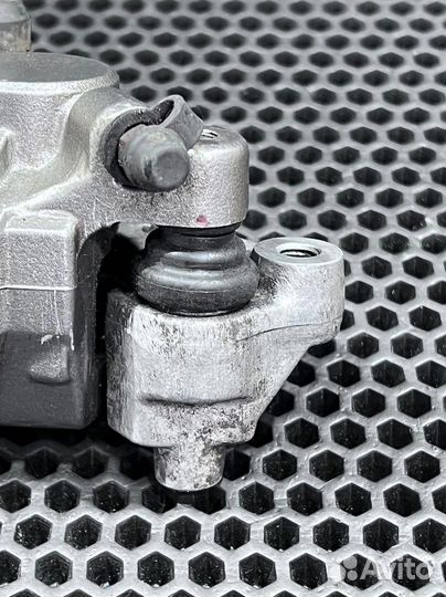 Передний суппорт Suzuki RM 250 2001