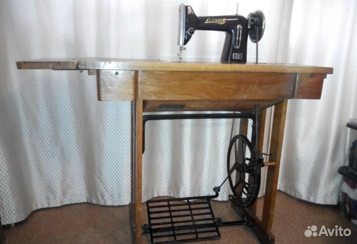 Швейная машинка ножная