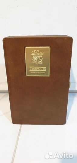 Фирменные коробки и бутылки