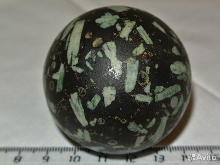 Шар из натурального камня. Красивая горная порода