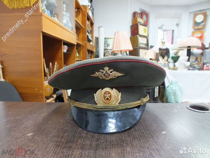 Военные фуражки, бескозырки, береты, пилотки