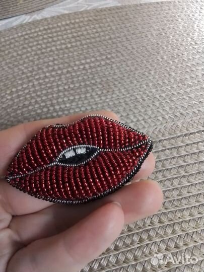 Брошь из бисера очень красивая и объемная