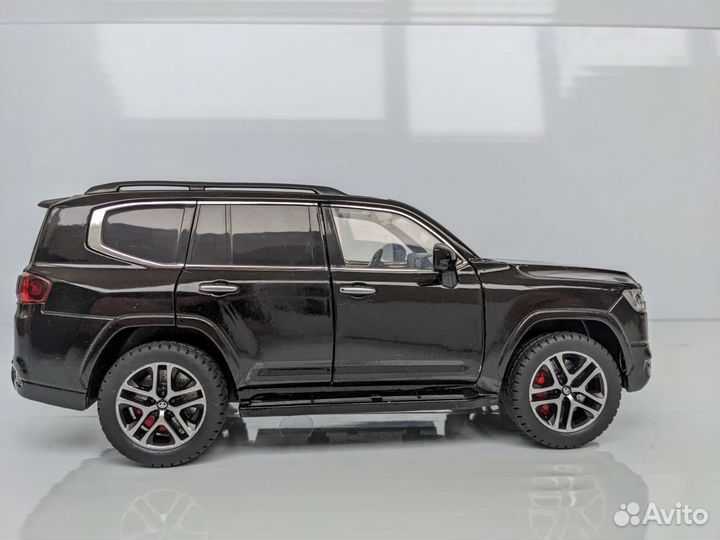 Модель автомобиля Toyota Land Cruiser 300
