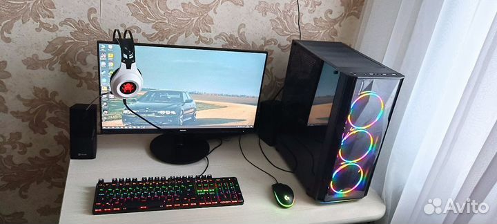 Игровой компьютер с монитором и клавиатурой