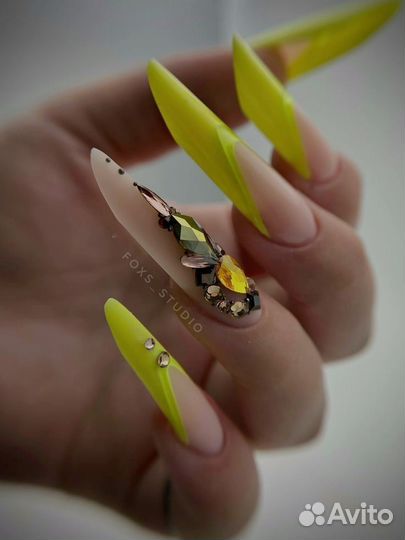 Модель на наращивание ногтей (маникюр)