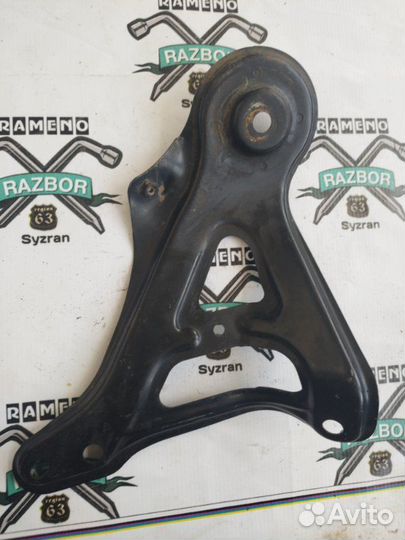 Крепление балки подвески переднее левое Toyota