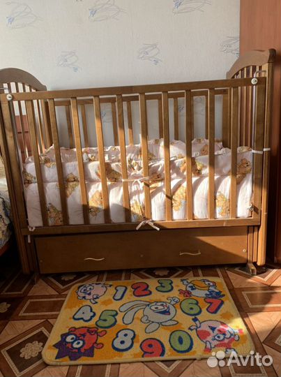Детская кроватка с маятником