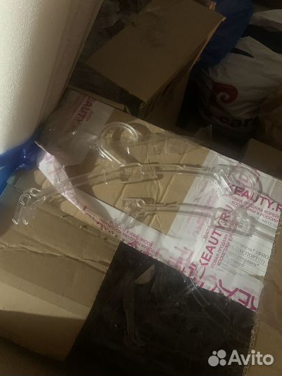 3 коробки вешалок