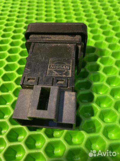 Кнопка обогрева заднего стекла Nissan Sunny
