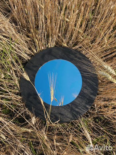 Зеркало с декоративной окантовкой