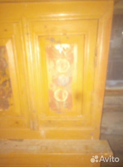 Старинный шкаф