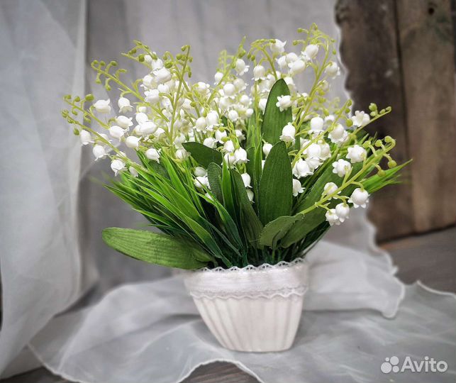 Композиция из искусственных цветов