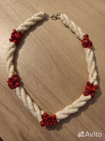 Колье из коралла