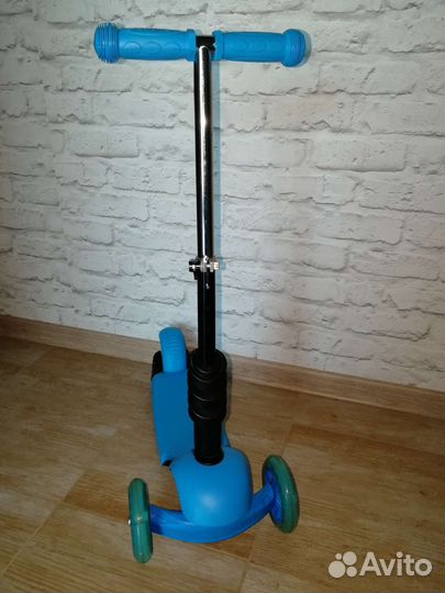Самокат детский со светящимися колесами
