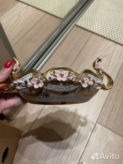 Фарфоровая посуда, статуэтка и яйцо