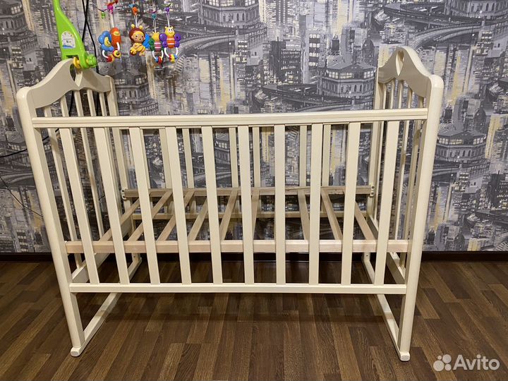 Кроватка детская с маятниковым механизмом