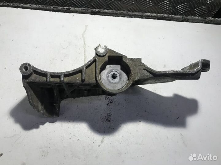 Кронштейн генератора Renault Megan 2