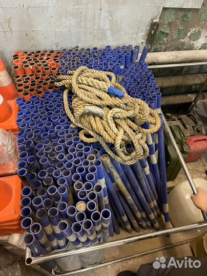 Конус дорожный и пластиковая веха