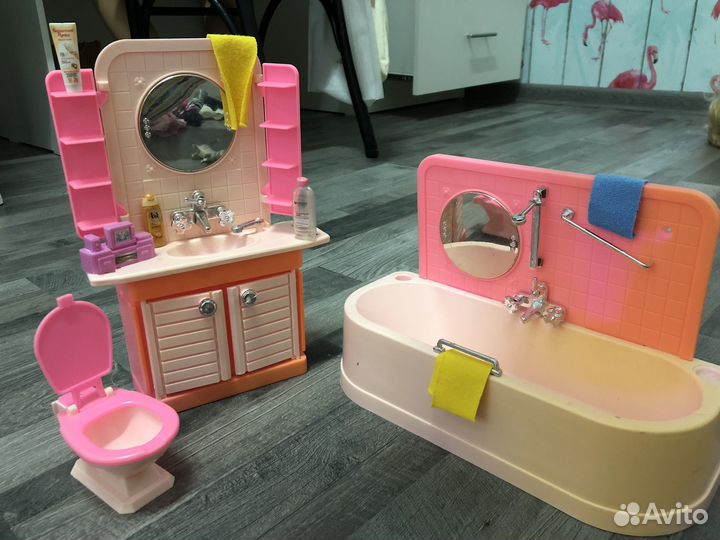Мебель, машина, одежда и велосипед Барби