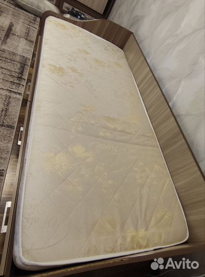 Кровать с матрасом 90*2000
