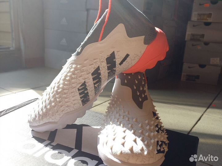 Футбольные бутсы adidas predator freak