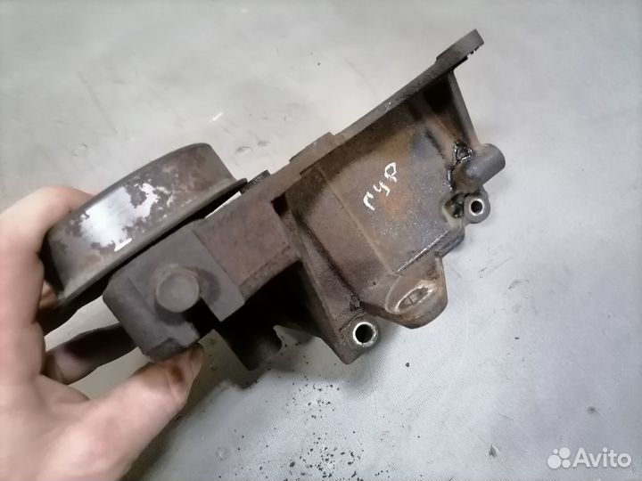 Кронштейн гура Mitsubishi Carisma 1999-2003