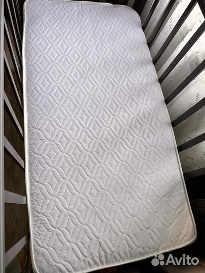 Детская кроватка с маятником