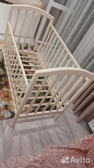 Детская кроватка с маятником