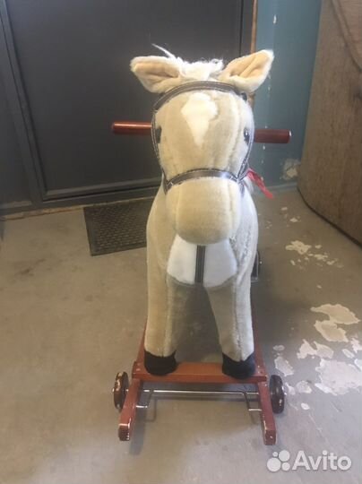 Детская качалка лошадь на колесиках