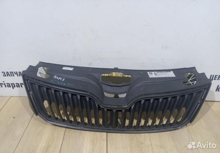 Решетка радиатора бу Skoda Rapid OEM 5JA853668
