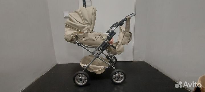 Детская игрушечная коляска