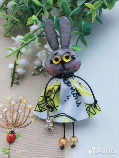 Брошка Зайка