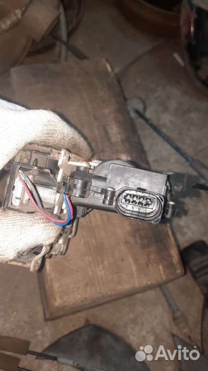 Замок двери передний левый Volkswagen Passat B5