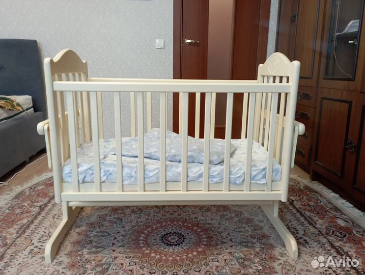 Детская кроватка с маятником