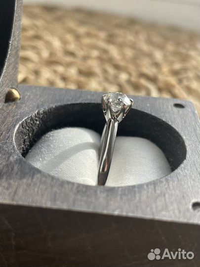 Кольцо из белого золота с бриллиантом 0.71 карат