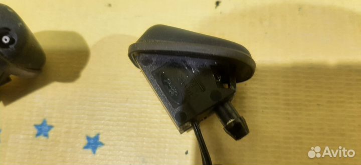 Форсунка омывателя стекла Ford Focus 2