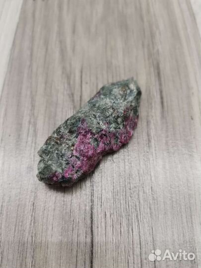 Эвдиалит в пегматите (Лопарская кровь)