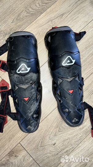 Ботинки для мотокросса и наколенники