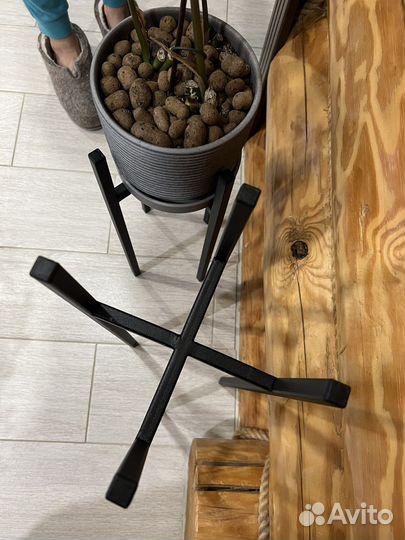 Напольная подставка для цветов