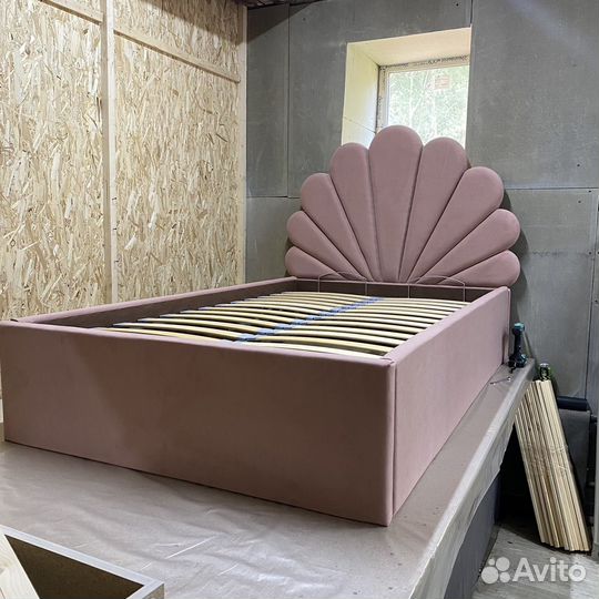 Подрастковая кровать для ребенка со спинками