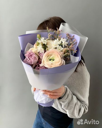 Букет ранункулюсов роз и нарциссов