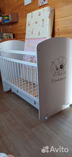 Детская кроватка с маятником и ящиком