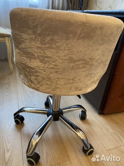 Кресло для мастера маникюра